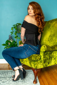 Unterbrust-Waist-Trainer mit Verlängerung über den Hüften, aus schwarzem Baumwoll-Twill, geschwungener Saum