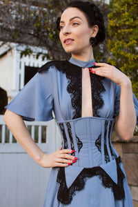 Puderblaues Korsettkleid mit Spitzenbordüre