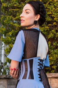 Puderblaues Korsettkleid mit Spitzenbordüre