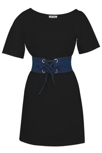 Ione – Ein asymmetrisches T-Shirt-Kleid aus schwarzem Jersey-Stoff